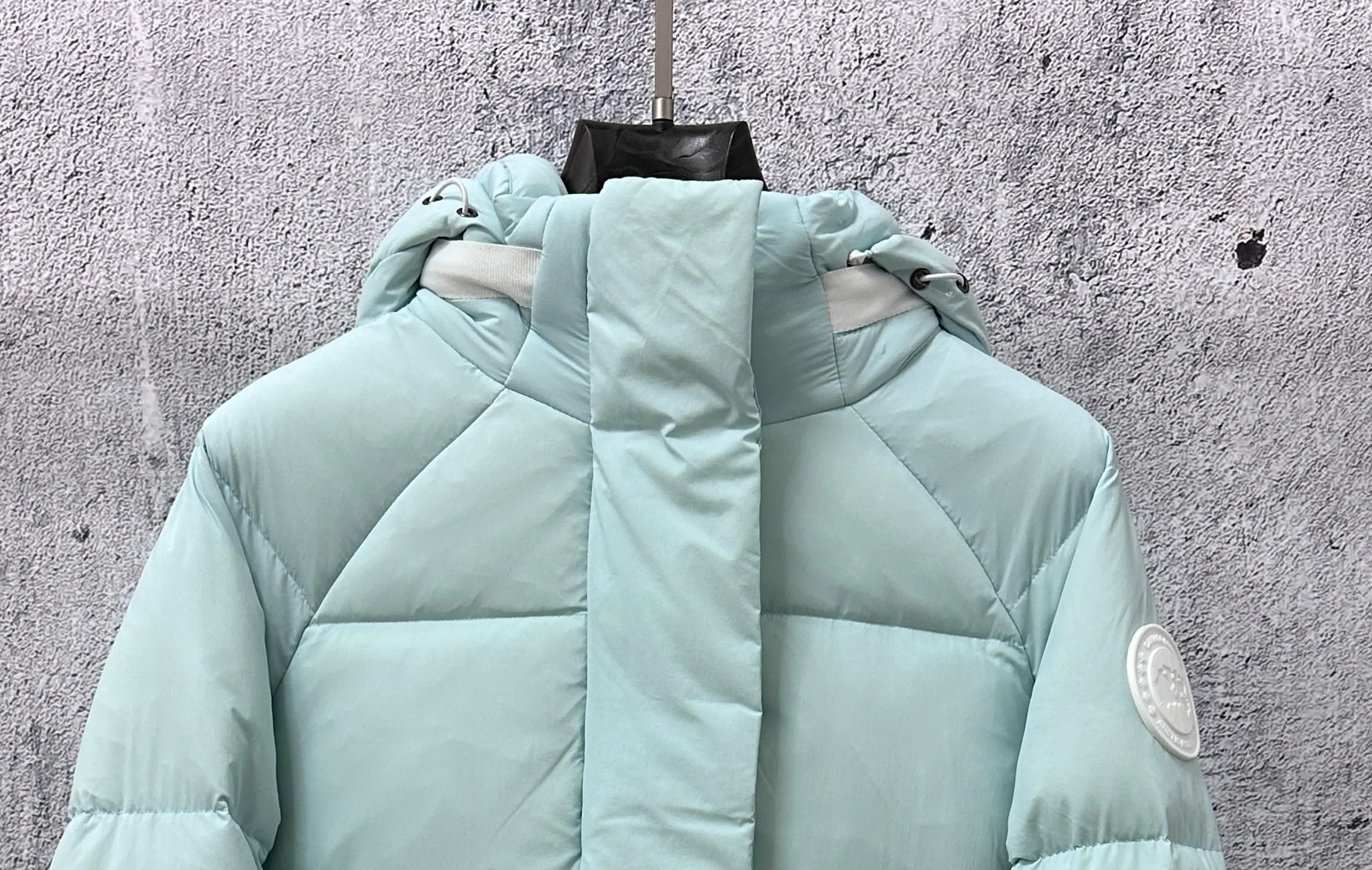 P740 【𝗖𝗔𝗡𝗔𝗗𝗔 𝗚𝗢𝗢𝗦𝗘】Capsule Series Macaron White Label Fabric: Made of soft EnduraLuxe fabric imported from DuPont, CORDURA, USA, which enhances the durability of easy-to-wear parts, is lightweight and durable; the liner is made of 400T anti-velvet gallbladder, which is comfortable, soft and non-velvet. : Equipped with a detachable hood, which can be adjusted in two directions, and is also filled with down, which brings greater softness and wrapping around the head and neck, and is full of warmth. This parka features white trim on the back and sides, and the hardware locks are all original and custom-made to match the muted fabric color. Goose label: The official website’s new series of silicone material labels, non-embroidery labels. Length: Fit hip-length. Size: XS-L